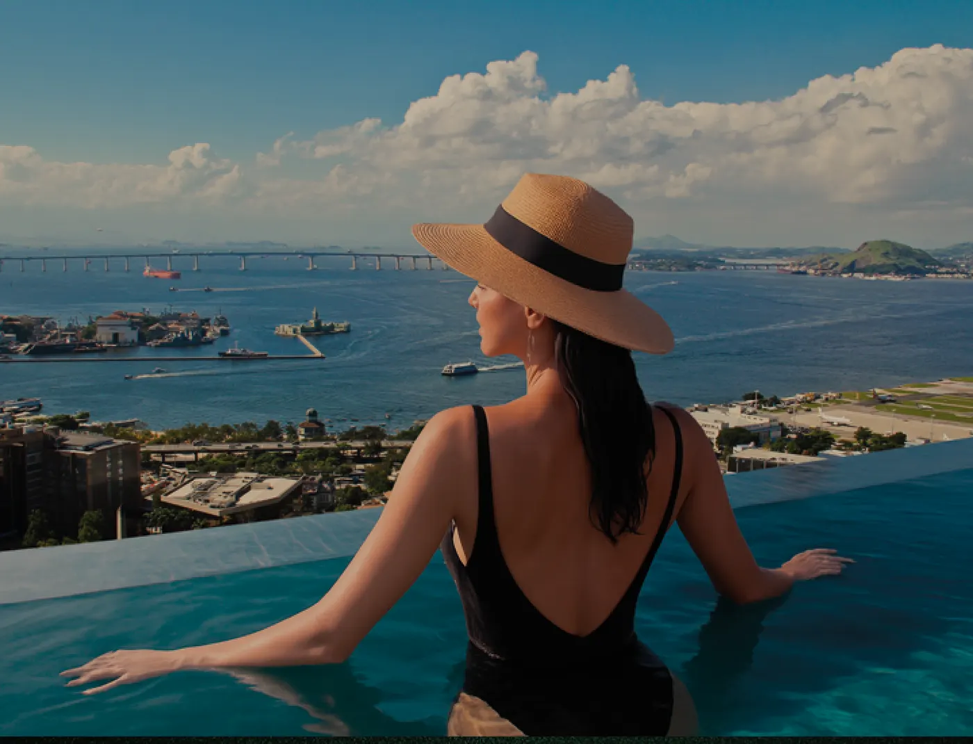 Piscina no rooftop do Connect Square, com vista para a Baía de Guanabara